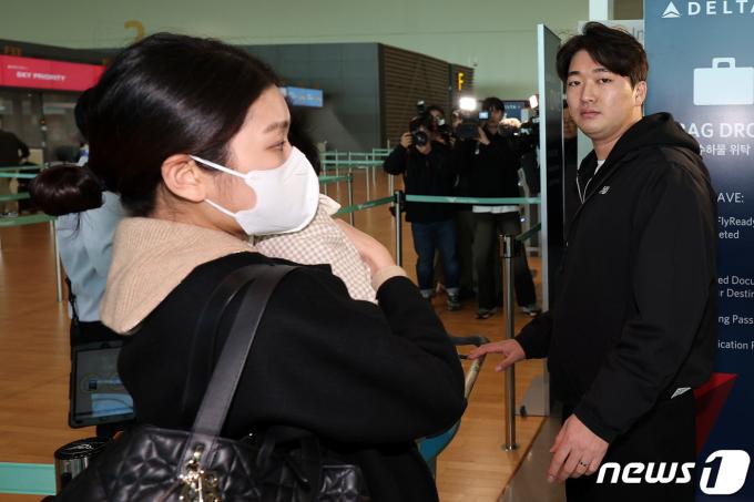 [사진] 미국 출국 위해 공항 도착한 고우석