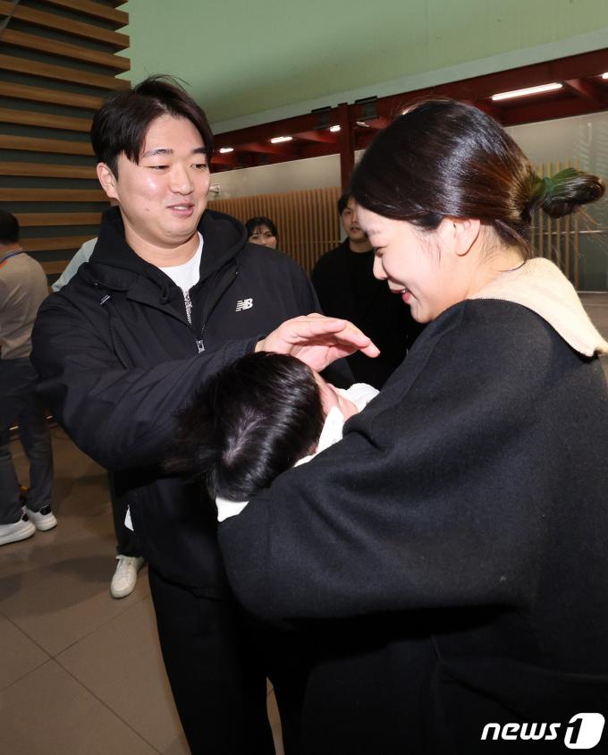 [사진] 아내와 아이의 배웅 받는 고우석