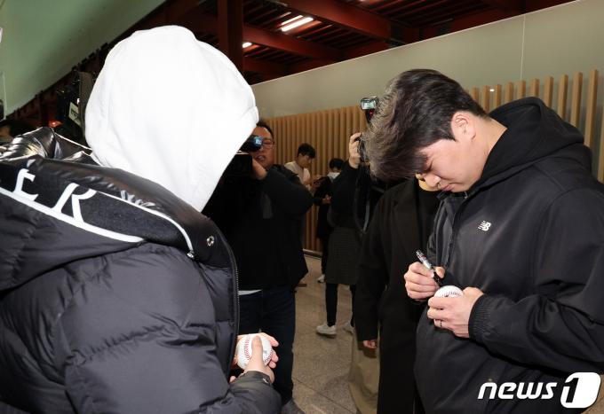 [사진] 미국으로 떠나기 전 팬들에게 사인해주는 고우석