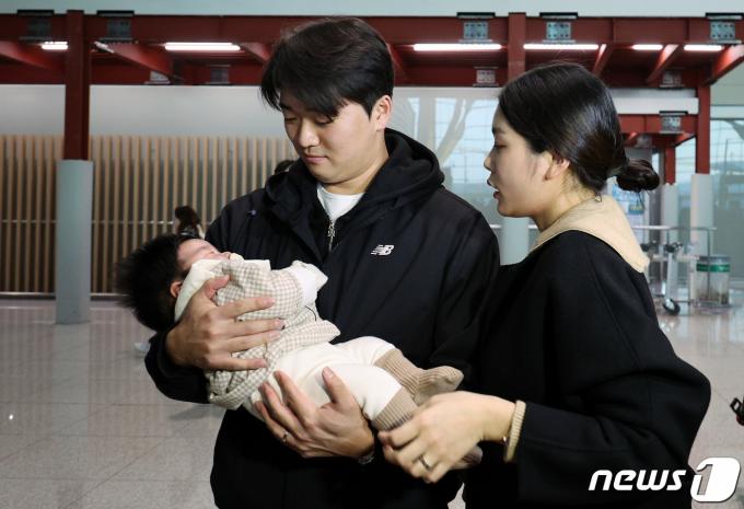 [사진] 품에 아이 안고 있는 고우석