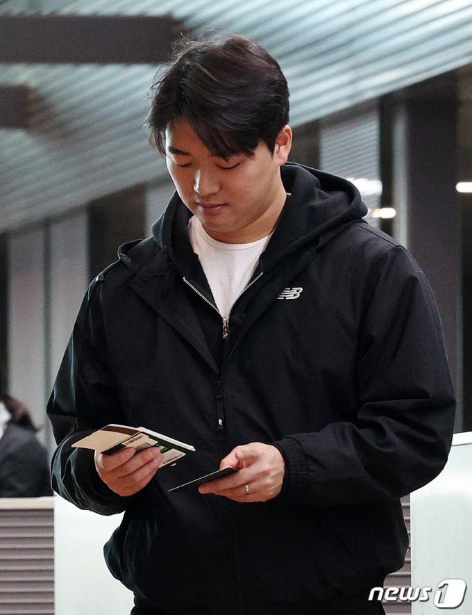 [사진] 비행기 티켓 살펴보는 고우석