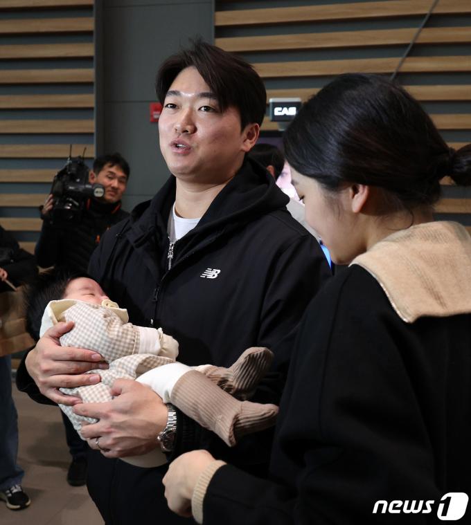[사진] 미국으로 출국 앞서 아이 안은 고우석