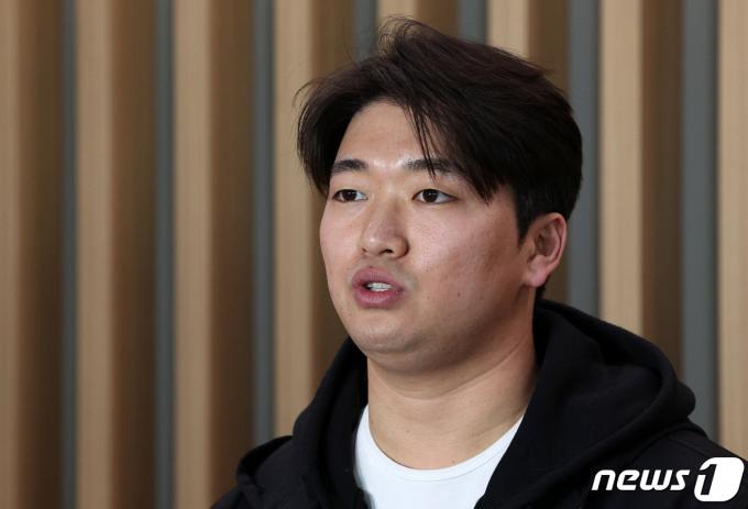 [사진] 인터뷰하는 고우석