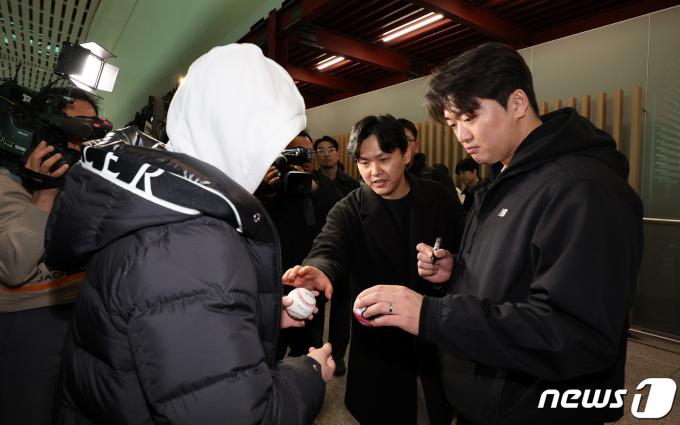 [사진] 미국 출국길 팬들에게 사인하는 고우석