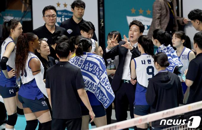 [사진] 작전 지시하는 강성형 감독
