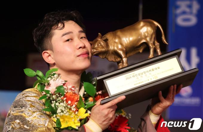 9일 충청남도 태안군 태안종합실내체육관에서 열린 ‘위더스제약 2024 태안설날장사씨름대회’에서 태백장사(80kg이하)에 등극한 이광석(울주군청)이 장사인증서와 황소트로피를 들어 보이고 있다. (대한씨름협회 제공) 2024.2.9/뉴스1