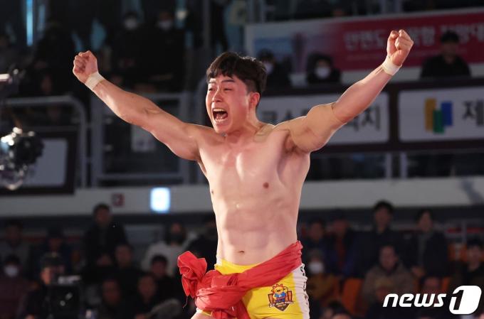 9일 충청남도 태안군 태안종합실내체육관에서 열린 ‘위더스제약 2024 태안설날장사씨름대회’에서 태백장사(80kg이하)에 등극한 이광석(울주군청)이 우승을 확정짓고 기쁨을 표하고 있다. (대한씨름협회 제공) 2024.2.9/뉴스1