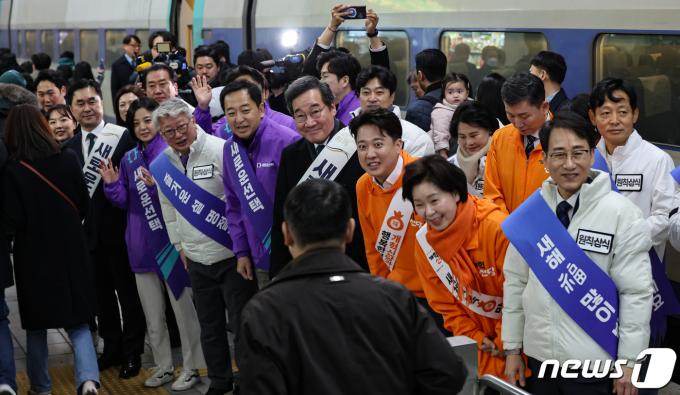 이준석 개혁신당 대표와 양향자 원내대표, 이낙연·김종민 새로운미래 공동대표, 금태섭·조성주 새로운선택 공동대표, 조응천·이원욱 원칙과상식 의원이 설 연휴 첫날인 9일 서울 용산역에서 명절 귀성객들에게 인사를 하고 있다. 2024.2.9/뉴스1 ⓒ News1 김도우 기자