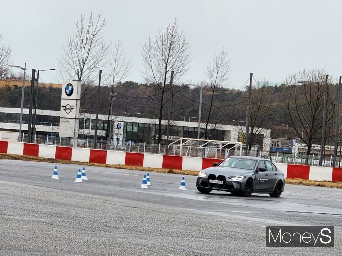 BMW 그룹 코리아 익스피리언스데이 현장. M 차종으로 코스를 돌파하고 있다. /사진=박찬규 기자