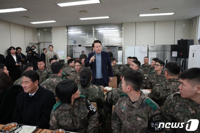 윤석열 대통령이 지난해 12월28일 경기 연천군에 위치한 육군 제5보병사단을 방문해 병영식당에서 오찬 전 모두 발언하고 있다. (대통령실 제공) 2023.12.28/뉴스1 ⓒ News1 안은나 기자