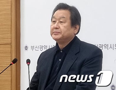 김무성 전 새누리당(국민의힘 전신) 대표가 15일 부산시의회 브리핑룸에서 기자회견을 열고 제22대 총선 국민의힘 부산 중·영도구 출마를 선언하고 있다. 2024.1.15/뉴스1 ⓒ News1 박채오