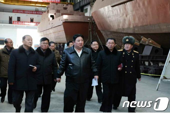 (평양 노동신문=뉴스1) = 김정은 북한 노동당 총비서가 남포조선소를 현지지도하는 모습. [국내에서만 사용가능. 재배포 금지. DB 금지. For Use Only in the Republic of Korea. Redistribution Prohibited] rodongphoto@news1.kr ⓒ News1 이창규 기자