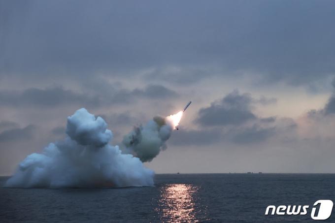 (평양 노동신문=뉴스1) = 북한이 잠수함발사전략순항미사일 '불화살-3-31형' 시험발사하는 모습. [국내에서만 사용가능. 재배포 금지. DB 금지. For Use Only in the Republic of Korea. Redistribution Prohibited] rodongphoto@news1.kr