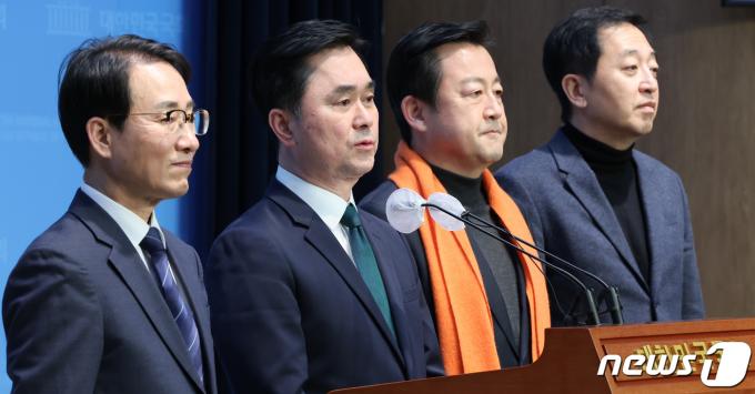 이원욱 원칙과상식 의원(왼쪽부터), 김종민 새로운미래 공동대표, 김용남 개혁신당 정책위의장,금태섭 새로운선택 공동대표가 9일 국회 소통관에서 제3지대 통합신당 합당 합의문을 발표하고 있다. 합의문에 따르면 당명은 개혁신당, 당 대표는 이낙연·이준석 공동대표 체제이다. 2024.2.9/뉴스1 ⓒ News1 김도우 기자