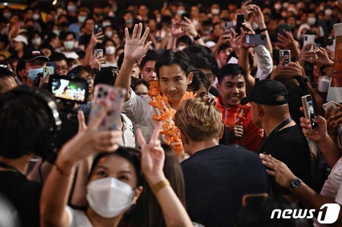 오는 5월14일 태국 총선을 앞두고 막판 돌풍을 일으키고 있는 개혁적 성향인 전진당(MFP) 총리 후보로 나선 피타 림짜른랏 전진당 대표가 선거유세를 하고 있다. ⓒ AFP=뉴스1 ⓒ News1 박재하 기자