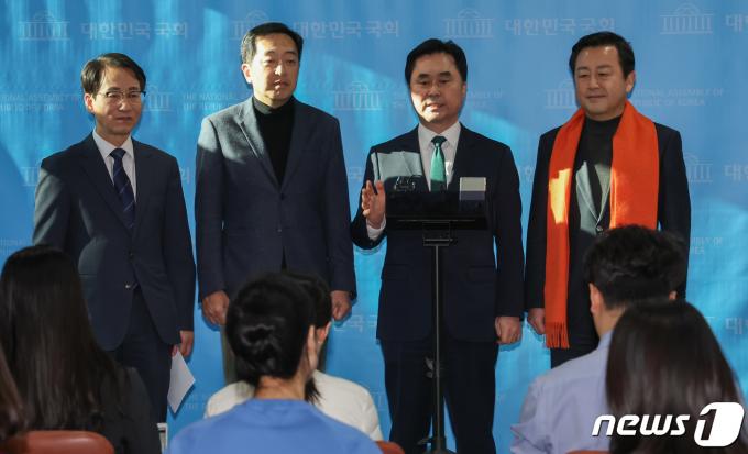 이원욱 원칙과상식 의원(왼쪽부터), 금태섭 새로운선택 공동대표, 김종민 새로운미래 공동대표, 김용남 개혁신당 정책위의장이 9일 국회 소통관에서 제3지대 통합신당 합당 합의문을 발표를 마치고 취재진 질문에 답하고 있다.2024.2.9/뉴스1 ⓒ News1 김도우 기자