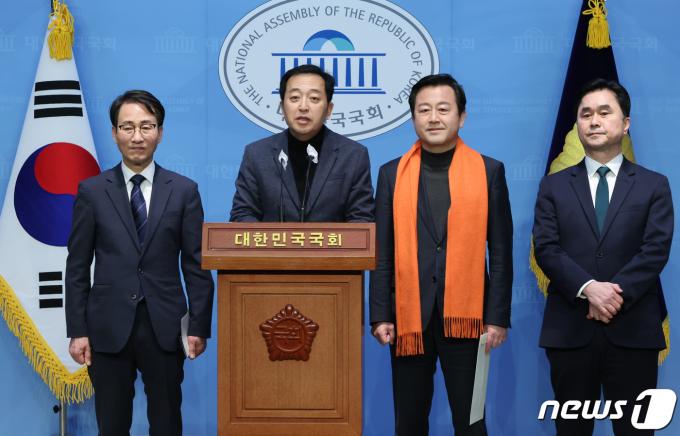 이원욱 원칙과상식 의원(왼쪽부터), 금태섭 새로운선택 공동대표, 김용남 개혁신당 정책위의장,김종민 새로운미래 공동대표가 9일 국회 소통관에서 제3지대 통합신당 합당 합의문을 발표하고 있다.  2024.2.9/뉴스1 ⓒ News1 김도우 기자