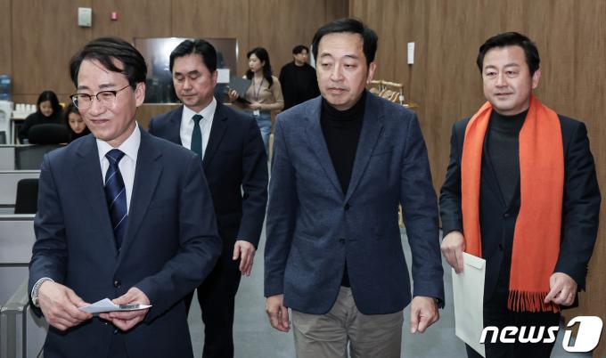 이원욱 원칙과상식 의원(왼쪽부터), 김종민 새로운미래 공동대표, 금태섭 새로운선택 공동대표, 김용남 개혁신당 정책위의장이 9일 국회 소통관에서 제3지대 통합신당 합당 합의문 발표를 위해 입장하고 있다.  2024.2.9/뉴스1 ⓒ News1 김도우 기자