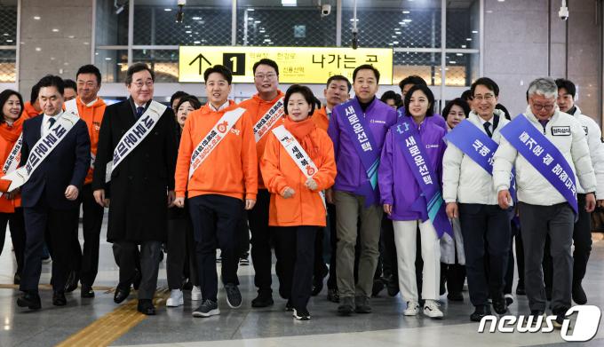 이준석 개혁신당 대표와 양향자 원내대표, 이낙연·김종민 새로운미래 공동대표, 금태섭·조성주 새로운선택 공동대표, 조응천·이원욱 원칙과상식 의원이 설 연휴 첫날인 9일 서울 용산역에서 귀성인사를 하기 위해 이동하고 있다.. 2024.2.9/뉴스1 ⓒ News1 김도우 기자
