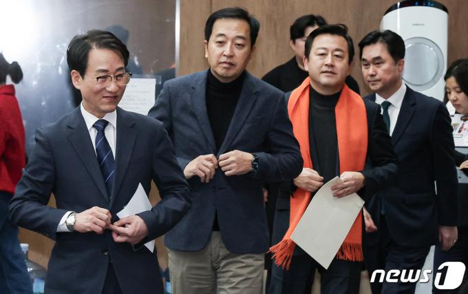 이원욱 원칙과상식 의원(왼쪽부터), 금태섭 새로운선택 공동대표, 김용남 개혁신당 정책위의장, 김종민 새로운미래 공동대표가 9일 국회 소통관에서 제3지대 통합신당 합당 합의문 발표를 위해 입장하고 있다. 2024.2.9/뉴스1 ⓒ News1 김도우 기자