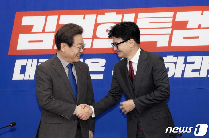 한동훈 국민의힘 비상대책위원장과 이재명 더불어민주당 대표. (공동취재) 2023.12.29/뉴스1 ⓒ News1 ,송원영 기자