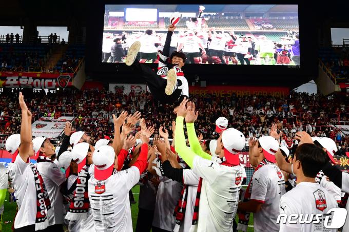 4일 포항스틸야드에서 열린 프로축구 '2023 하나원큐 대한축구협회(FA)컵 결승에서 우승을 차지한 포항 김기동 감독이 선수들과 함께 헹가래 세리머니를 하고 있다.2023.11.4/뉴스1 ⓒ News1 최창호 기자