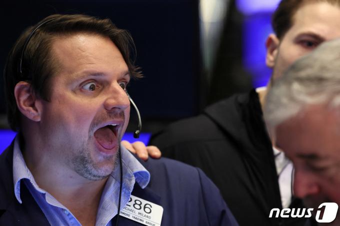 S&P500 돌파에 놀라고 있는 트레이더.  ⓒ 로이터=뉴스1