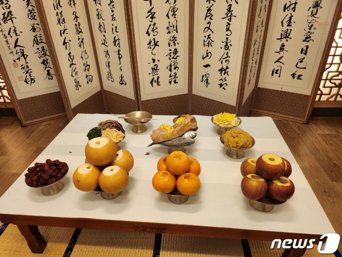 7일 서울 종로구 성균관유도회총본부에 차려진 '간소화 차례상'의 모습/뉴스1 ⓒ News1 서상혁 기자
