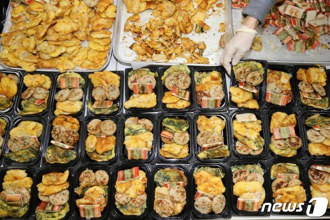 6일 대전 동구 정다운어르신복지관에서 열린 설 명절 나눔 행사에 참가자들이 어르신에게 전달할 음식을 포장하고 있다. 2024.2.6/뉴스1 ⓒ News1 김기태 기자