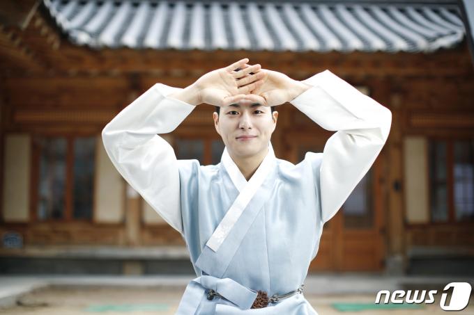 [사진] 정건주, 한복 입고 새해 인사