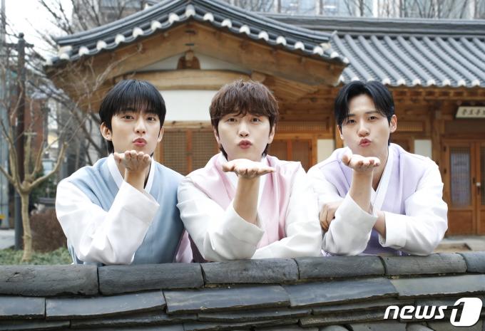 [사진] B1A4, 사랑을 드려요