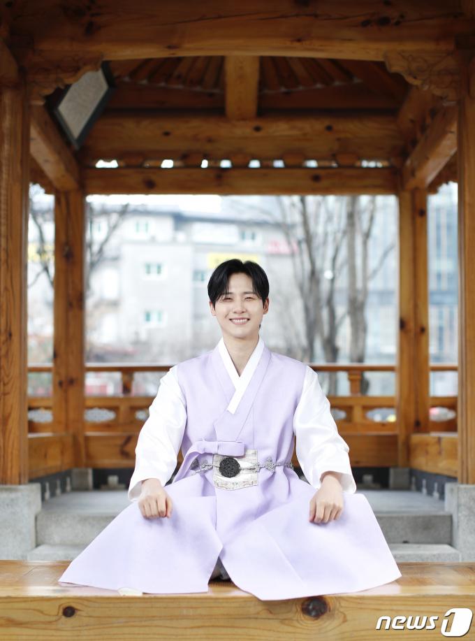 [사진] B1A4 신우, 내가 바로 왕이로소이다