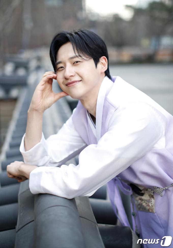 [사진] 신우, 꽃도령의 볼 하트