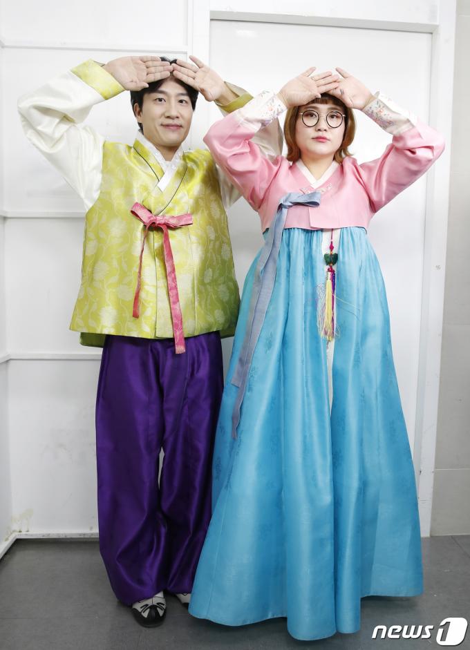 [사진] 신윤승·조수연, 한복 입고 새해 인사