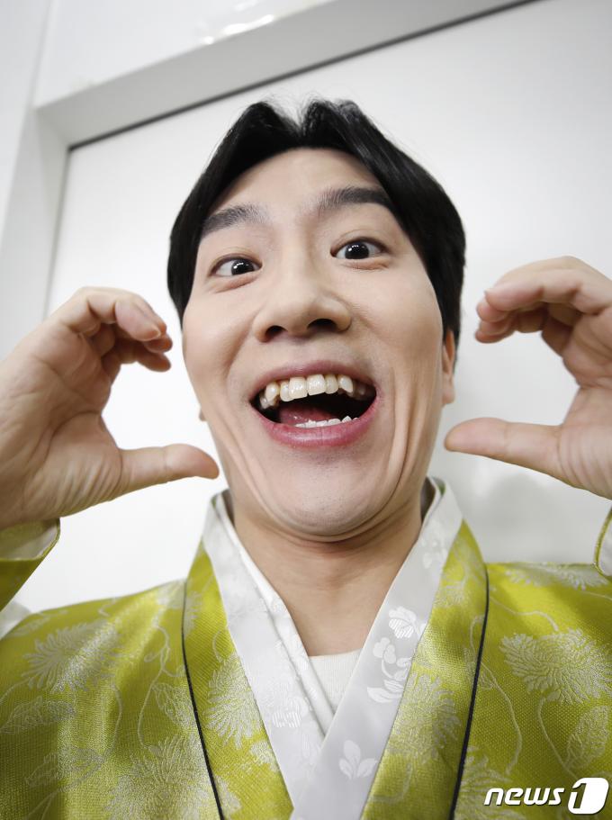 [사진] 신윤승, 새해 복 많이 받으세요