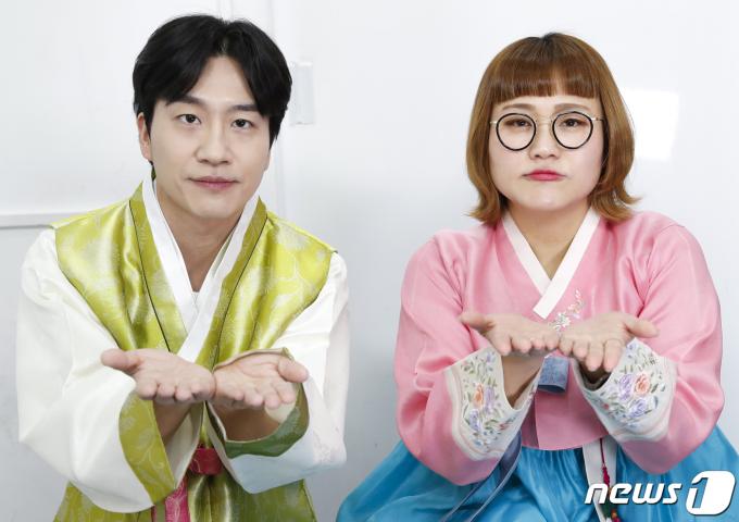 [사진] 신윤승·조수연, 설날엔 새뱃돈