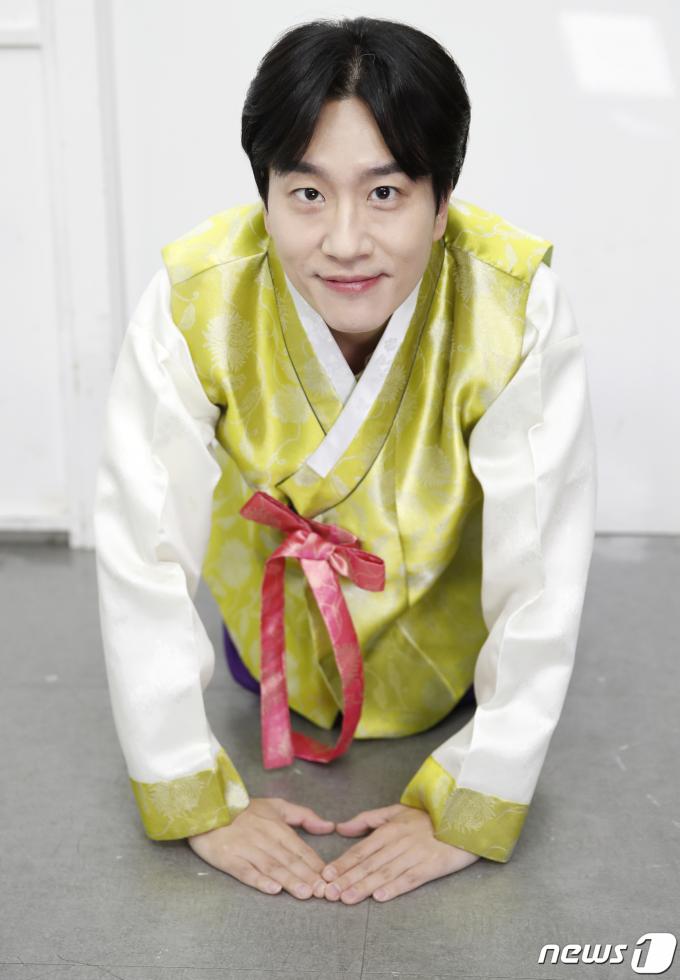 [사진] 신윤승, 갑진년 새해 복 많이 받으세요