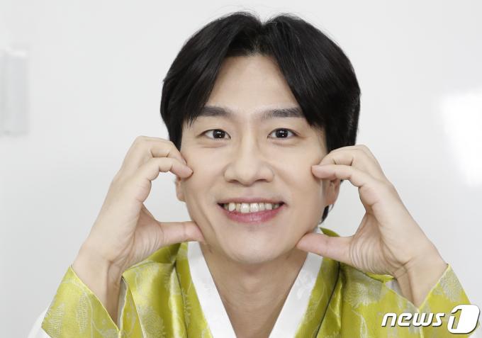 [사진] 신윤승, 미남 개그맨의 볼 하트 플러팅