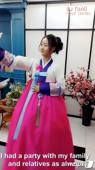 북한 유튜버 '유미'가 새로 만든 채널을 통해 2024년 새해맞이 모습을 소개했다.  킹크랩이 올라간 밥상 등 북한 주민들이 잘 먹고 잘산다는 식의 체제 선전에 열을 올렸다. (유튜브 갈무리) ⓒ 뉴스1