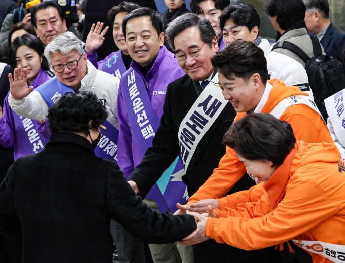 이준석 개혁신당 대표와 양향자 원내대표, 이낙연 새로운미래 공동대표, 금태섭, 조응천 원칙과상식 의원 등이 설 연휴 첫날인 9일 서울 용산역에서 명절 귀성객들에게 인사를 하고 있다. /사진=뉴스1