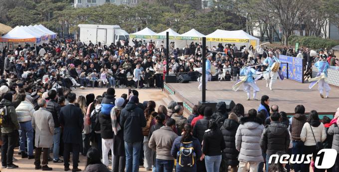 [사진] 풍물놀이에 빠진 시민들