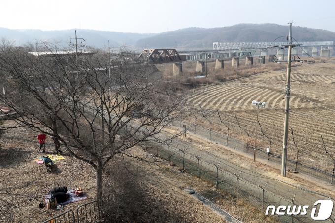 [사진] 철조망 앞 차례 지내는 실향민 가족들