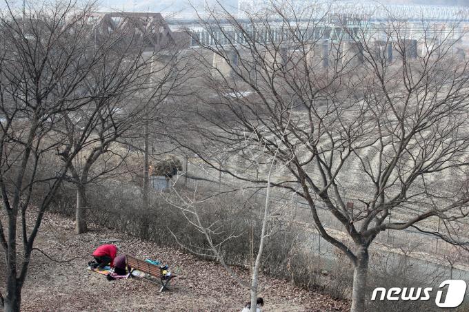 [사진] 철책 앞에서 지내는 차례