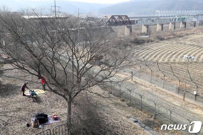[사진] 철조망 앞 차례