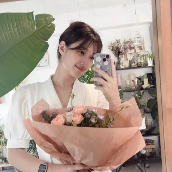 걸그룹 라붐 출신 율희가 선물받은 꽃다발에 대해 해명했다./사진=율희 인스타그램 캡처