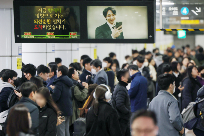 서울 동작구 지하철 2호선 사당역에서 시민들이 지하철을 이용하고 있다. /사진=뉴스1