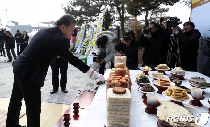 [사진] 설날 임진각 찾아 헌화하는 김영호 통일부 장관