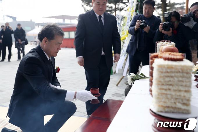 [사진] 설날 재 이북부조 망향경모제 지내는 김영호 통일부 장관