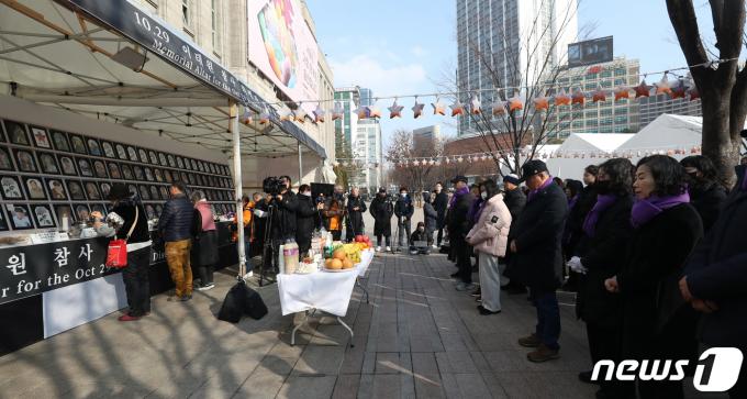 [사진] 오늘은 설날 합동차례 지내는 이태원 참사 유가족들