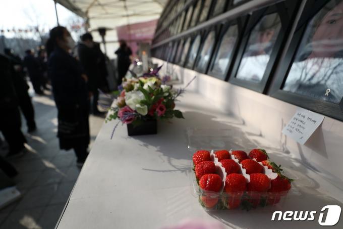 [사진] 이태원 참사 희생자 합동차례 '영정 앞에 놓인 딸기'